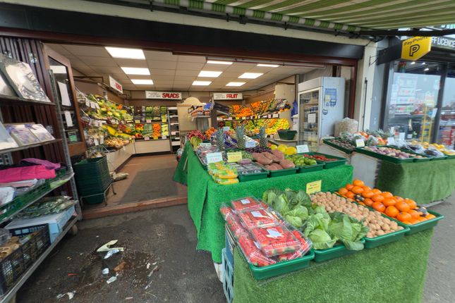 Flat Russelâ€™s Fruit & V, 103, London Road, Rayleigh photo 2