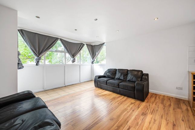 Flat to rent in Averil Grove, Norwood, London