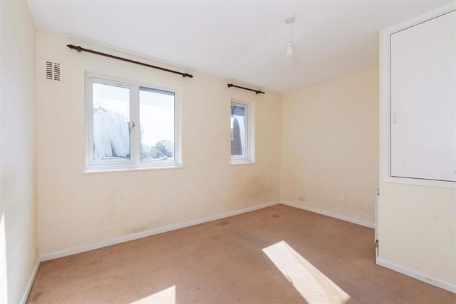 16, Braemar Gardens, Slough photo 4
