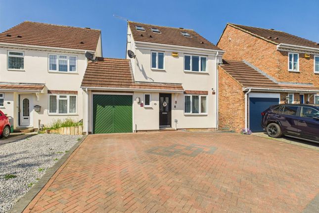 4-bed house on 30, Lark Vale, Aylesbury, £495,000
