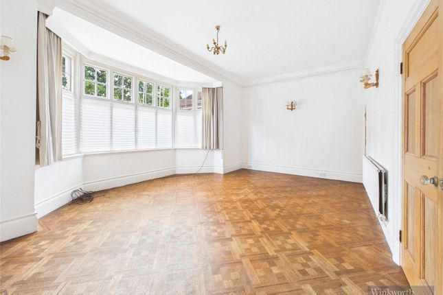 Flat 4, St. Michaels, 31, Oatlands Chase, Weybridge photo 4