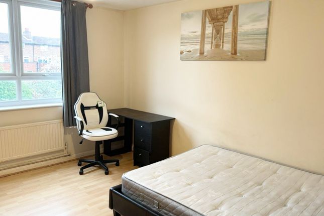 Thumbnail Shared accommodation to rent in East Street, London