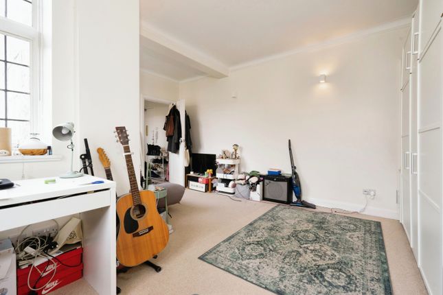 Flat 62, Clare Court, London photo 4