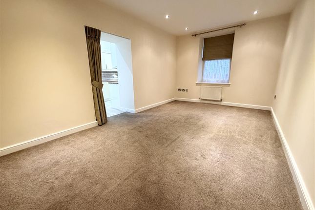 Apartment 4, 2, Ash Court, Leeds photo 3