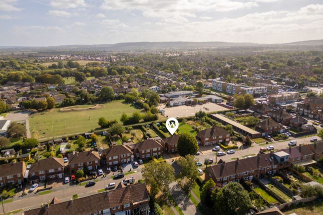 16 Henry Road, Aylesbury photo 4