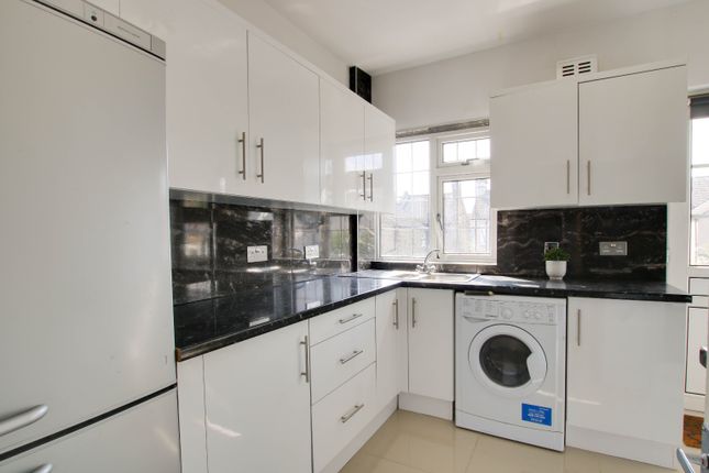 Flat to rent in Dainton Close, Bromley