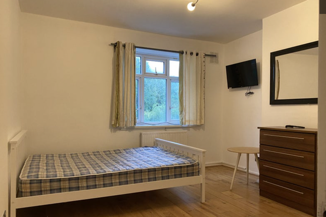 Room to rent in Frensham Drive, London