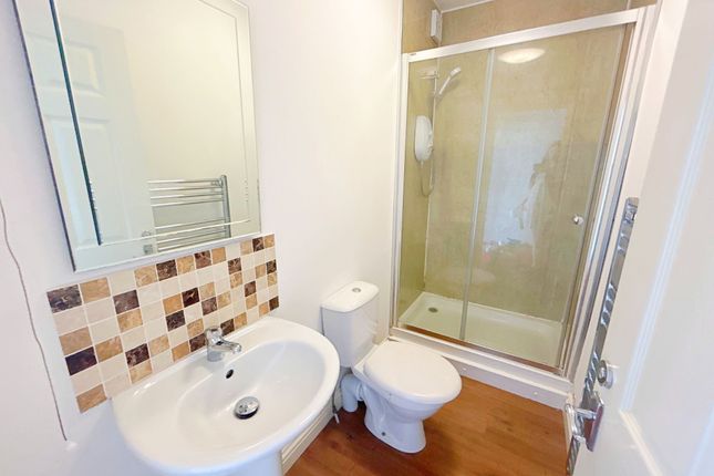 A Clean And Modern Bathroom Featuring A Spacious S...