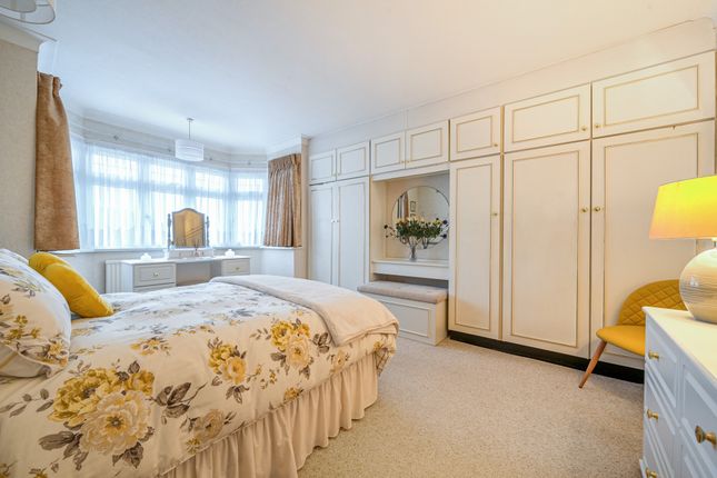 56, Church Crescent, Whetstone photo 4