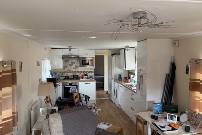 30 Rose Park, ADDLESTONE photo 2