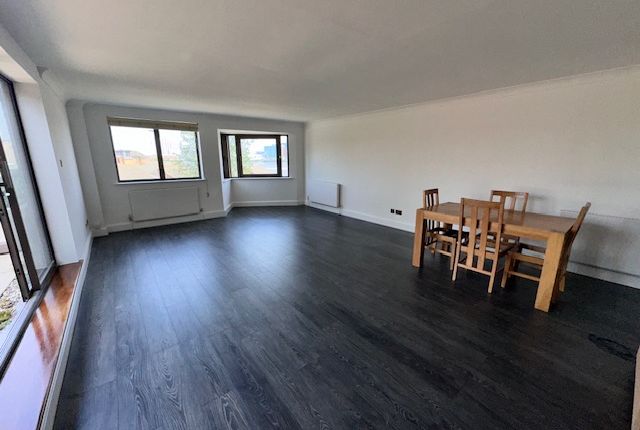 Flat to rent in Cumberland Mills Square, London
