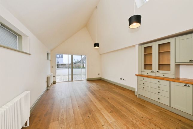 Flat A, 74-76, High Street, Hoddesdon photo 2