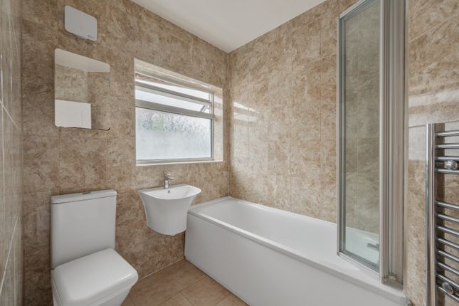28A,, Aboyne Drive, Raynes Park photo 3