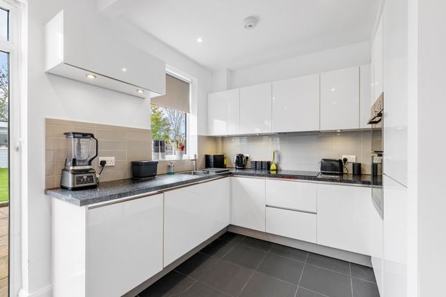 122, Stoneleigh Avenue, Worcester Park photo 4