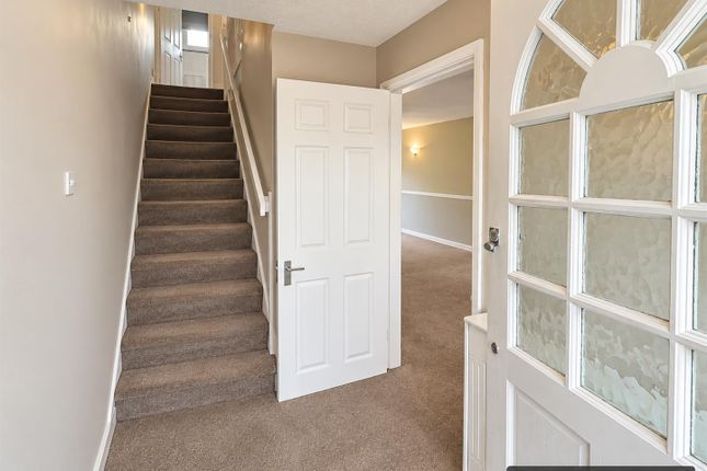 Tovey Close, Waltham Abbey photo 2