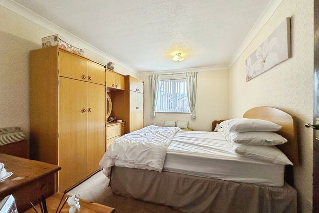 24, Fallowfield, Pendeford, Wolverhampton photo 4