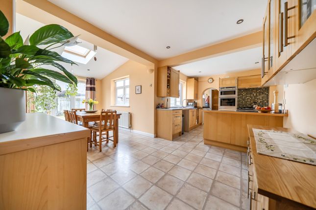 4, Almond Close, Bromley photo 3
