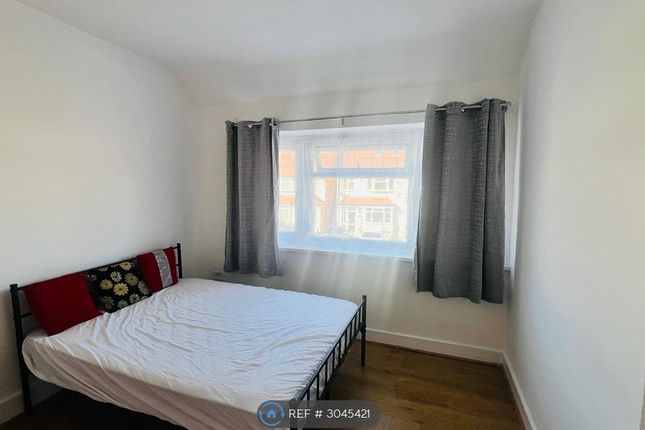 63, Taunton Avenue, Hounslow photo 4