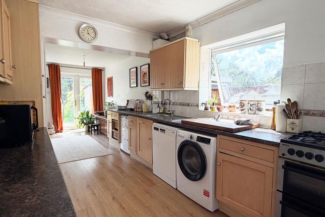 7, Fowlers Mead, Woking photo 2