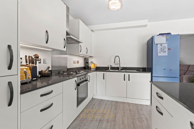 2 Payne Way, Crawley photo 3