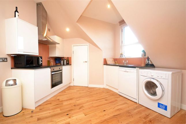 Flat to rent in St. Johns Road, Isleworth