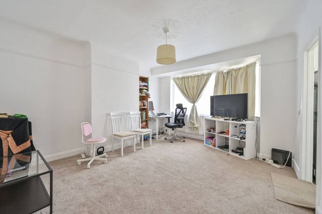 2-bed flat on York Close, Merton, £300,000