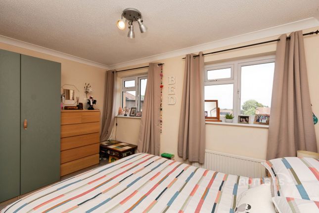 51, Barnett Lane, Lightwater photo 3