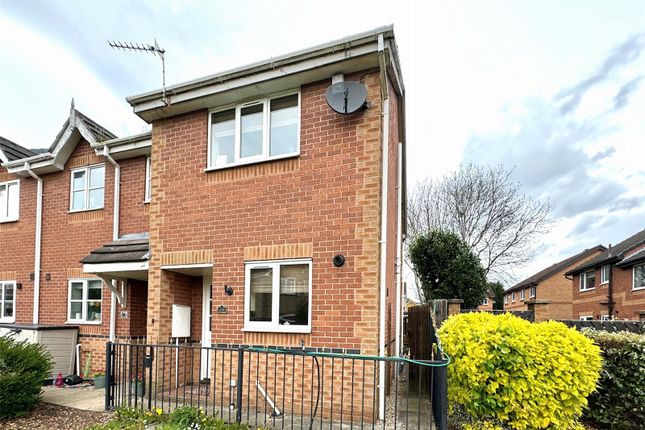 Town house for sale in Airedale Heights, Wakefield, West Yorkshire