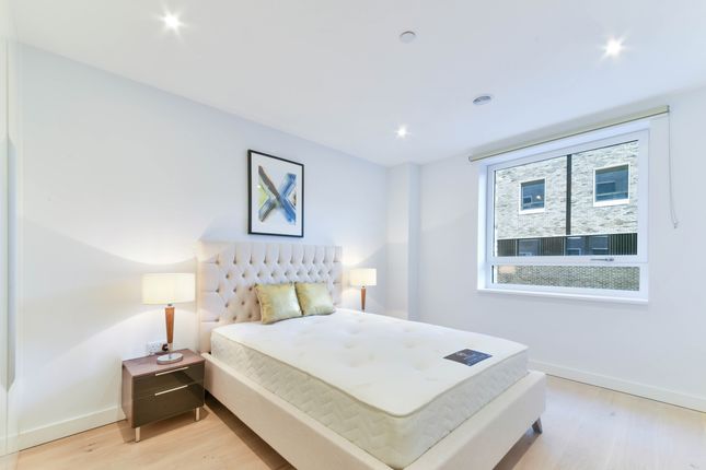 Flat 301 Walton Heights, 143, Walworth Road, Elephant & Castle photo 4