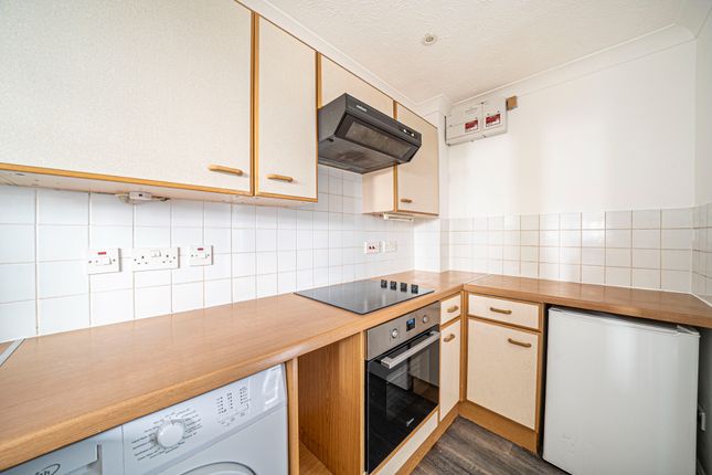 14 Lodge Drive, Weyhill, Andover photo 4