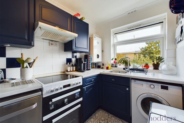 18, Hazelbank Court, Chertsey photo 3