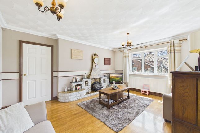 12 Chiltern Way, Manchester photo 4