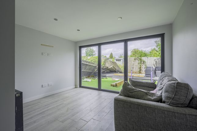 25, Churn Meadows, Cirencester photo 4
