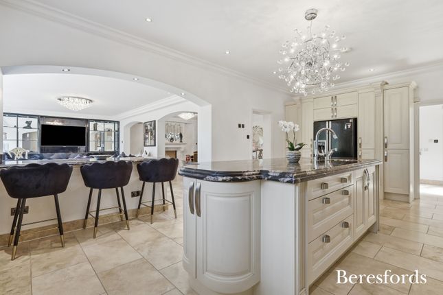 15, Links Avenue, Romford photo 3