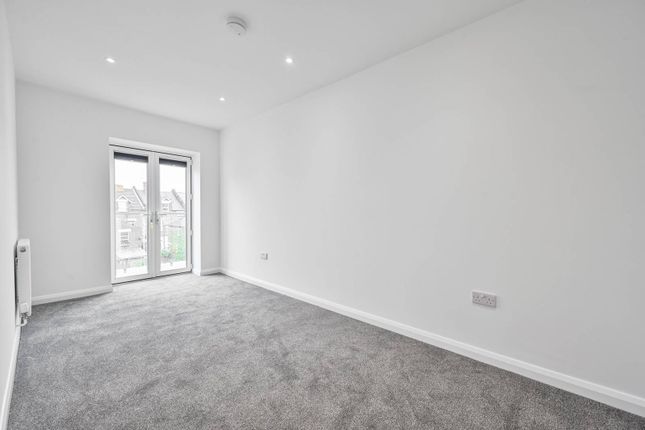 Flat to rent in Brownhill Road, Catford, London