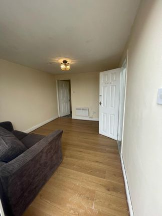 Flat 1a, 9 High Street, Select Source photo 2
