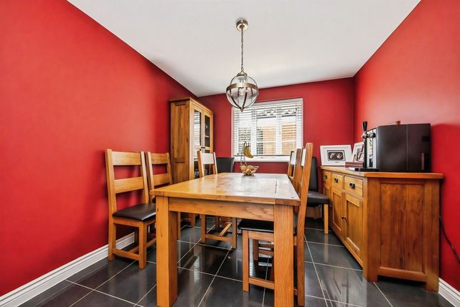 14, Lungley Rise, Colchester photo 4