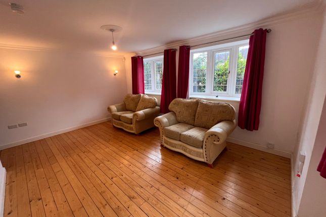 318b Pala Villa, 318, Spen Lane, Leeds photo 2