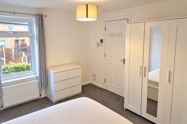 27 Holmsley Walk, Leeds photo 2