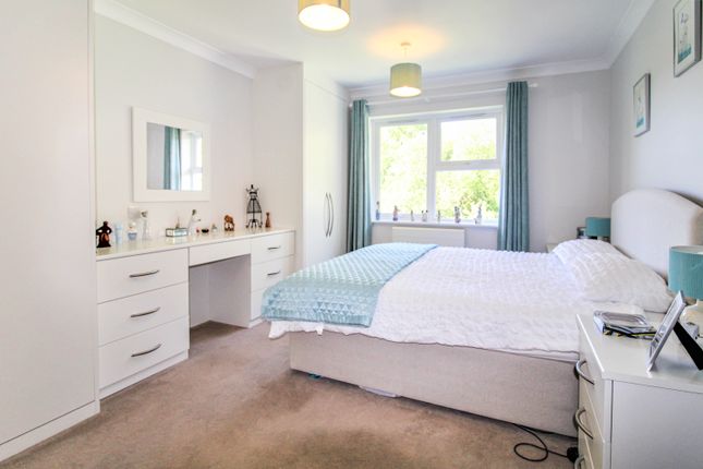 Flat for sale in Kingsdown Road, South Marston, Swindon