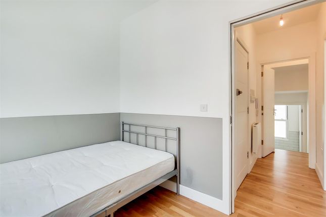 Flat to rent in Fulham Palace Road, Hammersmith, London