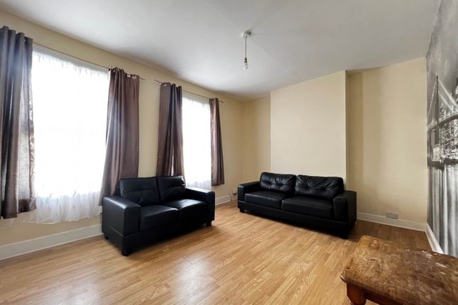 Flat to rent in Capel Road, Forest Gate