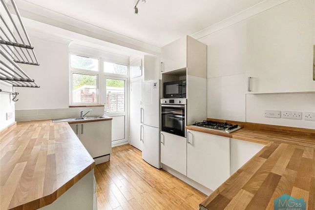 46, Lynton Mead, London photo 3