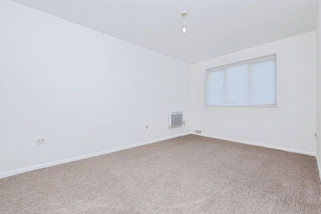 8, Porter Close, Grays photo 3