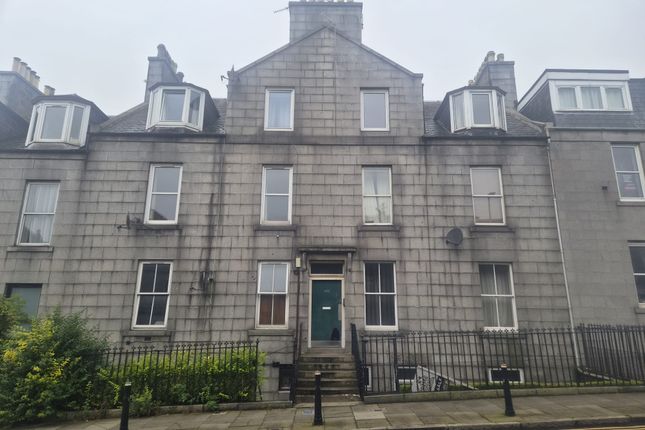 2-bed flat on 160, Aberdeen, £750/mo