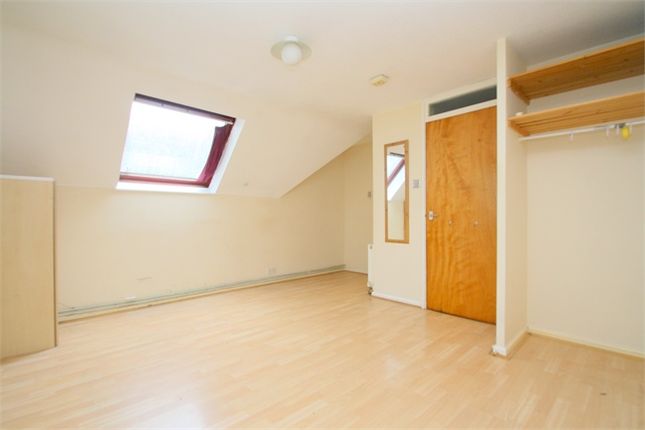 38 The Oaks, Moormede Crescent, Staines-upon-Thames photo 3