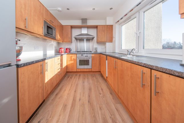 30 Hawk Brae, Livingston photo 3