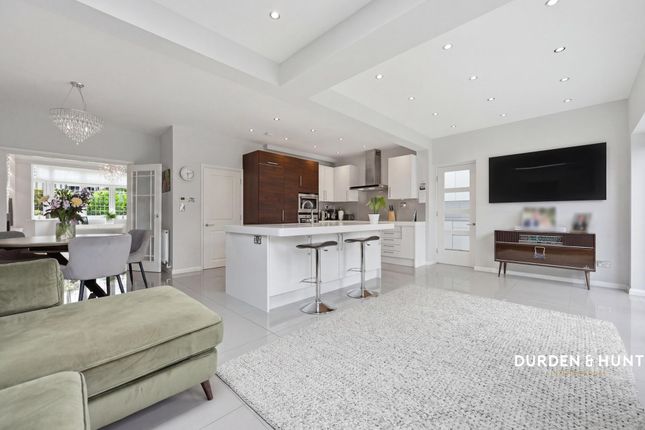 18 Hilltop, Loughton photo 3