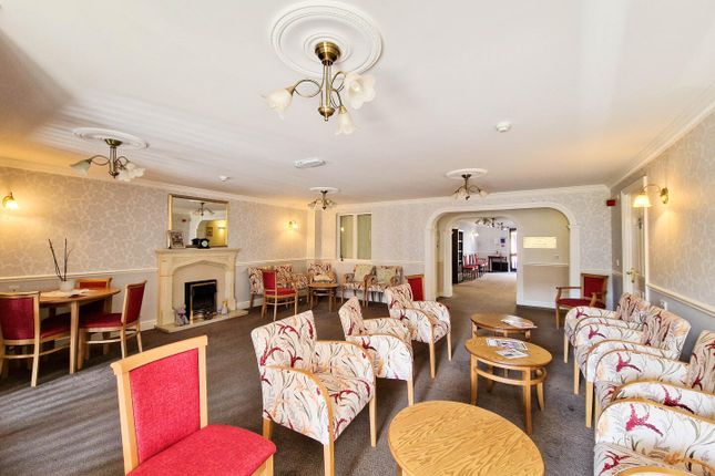 Flat 42, Montague Court, Hamlet Court Road, Westcliff-On-Sea photo 3