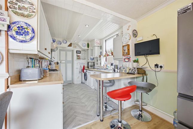 13, Dellfield Crescent, Uxbridge photo 4